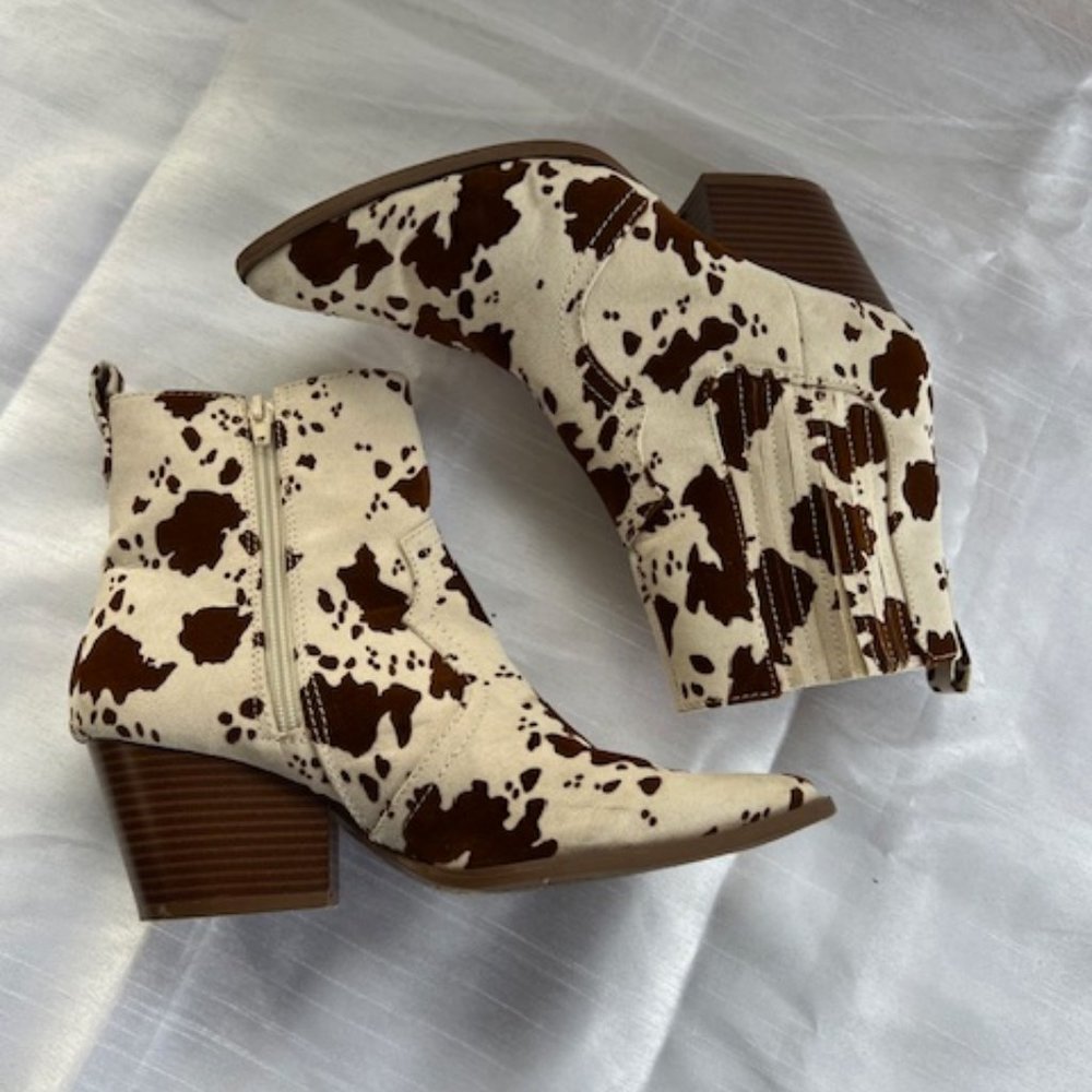 Qupid WESTERN BOOTIES Cream & Brown FAUX COW HIDE Pointy Toe Stacked Heel Sz 9